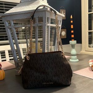 Authentic Michael Kors handbag like new. Great every day bag.